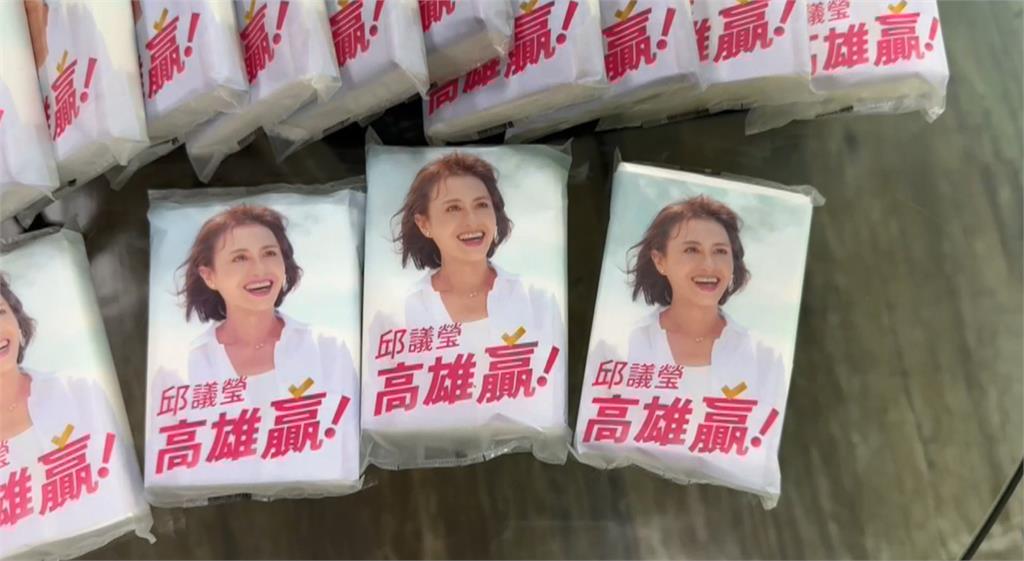 「高雄贏」看板畫的是誰? 競選看板大走漫畫風 本尊竟是「她」