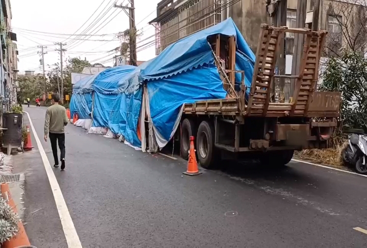 疑視線昏暗「大貨車插進路邊靈堂」 距告別式剩5小時!家屬:怎向往生母交代