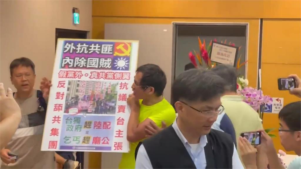 鄭麗文成立"黨外在野大聯盟" 民眾踢館:舔共一路好走