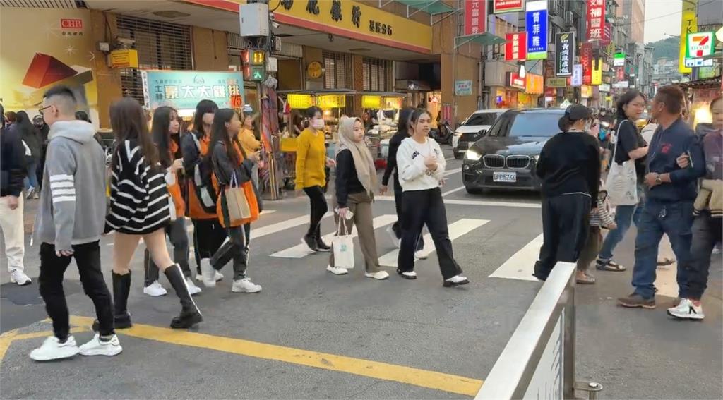 斑馬線上擺攤？基隆夜市「阻通行」惹議　攤商冤喊：我們先申請的