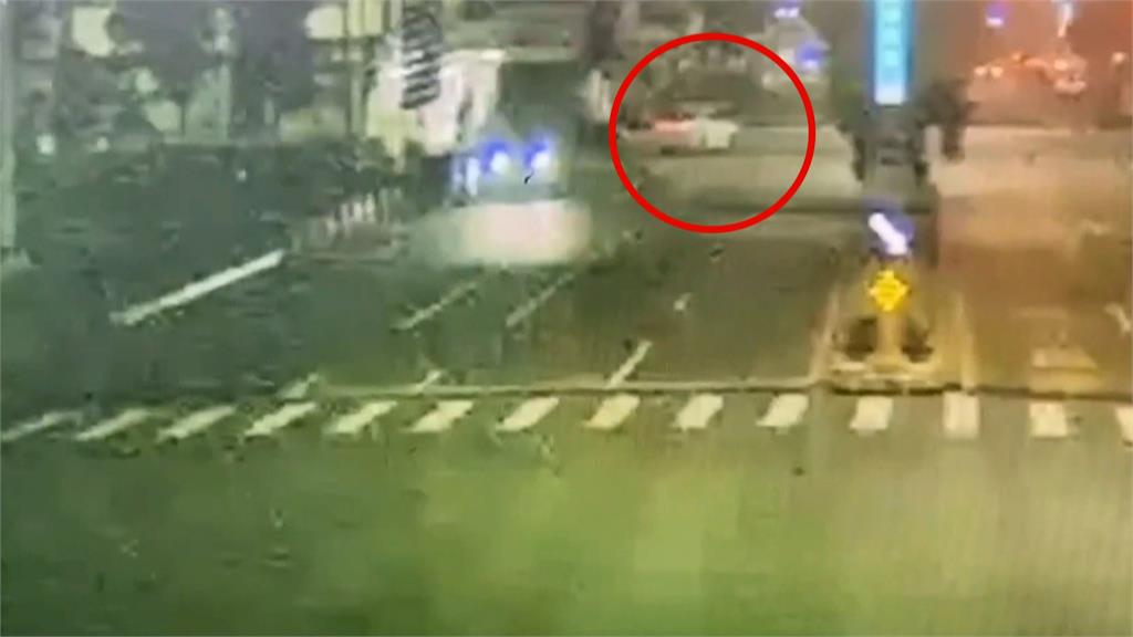 誇張！嘉義駕駛「逆向百米」　「車頭面對面」逼退迎面計程車