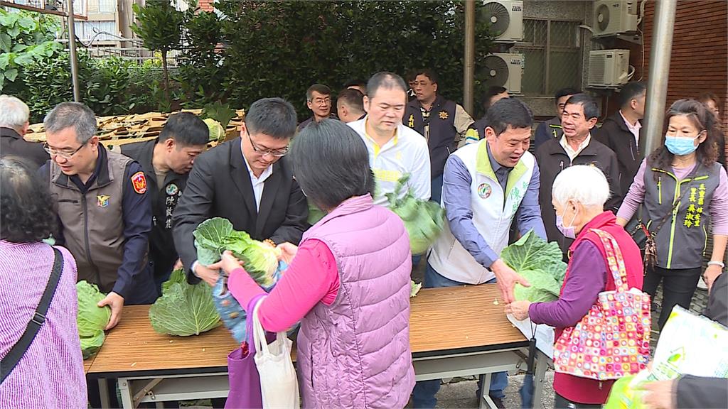 高麗菜價崩跌! 議員攜手新北警合購3500顆免費發送