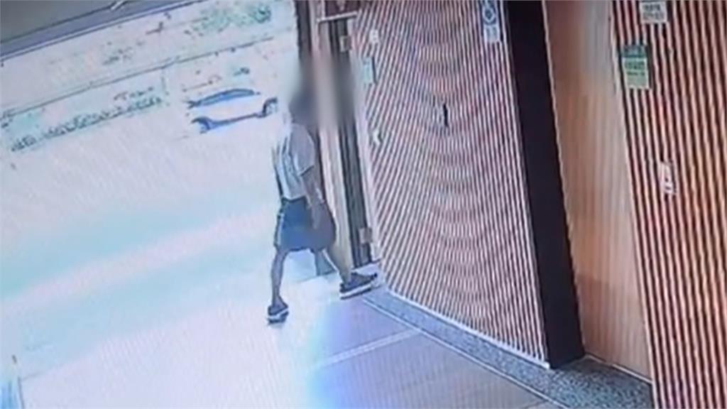 羅東轉運站內進女廁辯稱走錯了 男子在女廁內趴地從底部縫隙偷窺