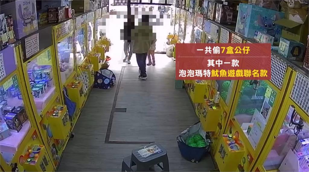 最壞身教!父攜2幼女「偷娃娃機店公仔」 業者公布畫面找人