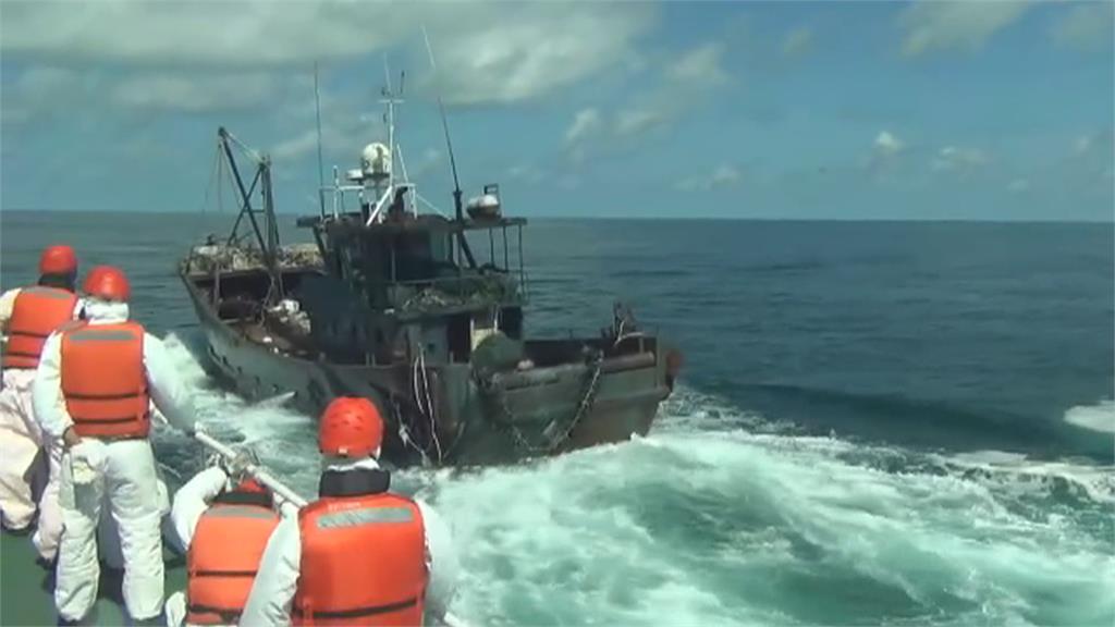 中國漁船越界蛇行逃逸　海巡強靠登艇帶回5船員