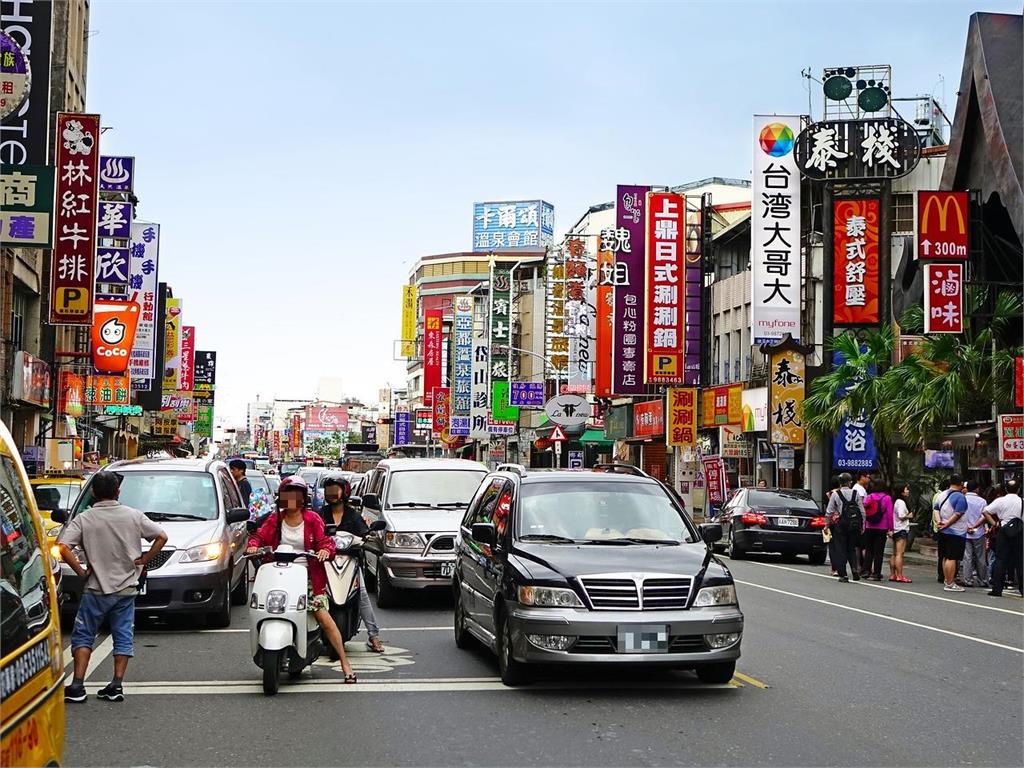 道路旁驚見「紅白線」可停車?知情網「專業解答」曝:停錯線就會開單