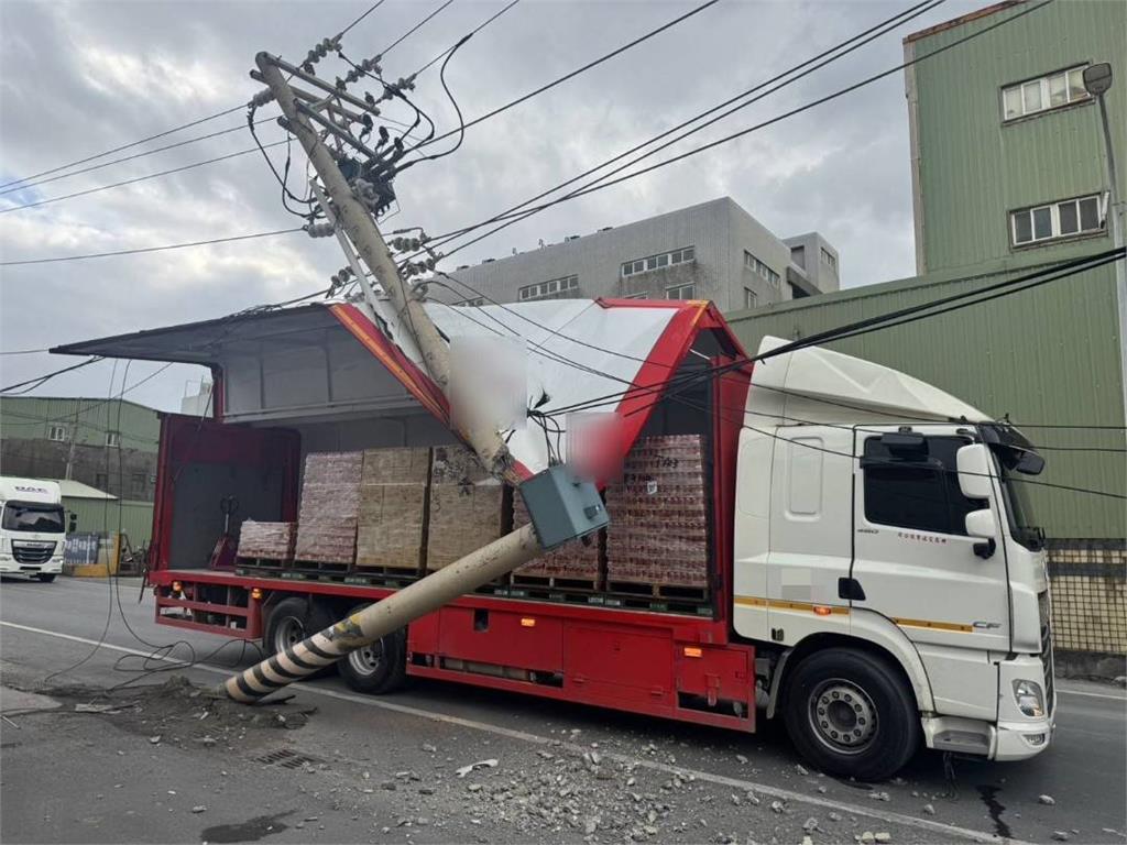 大貨車鷗翼門扯斷電線桿釀停電 粗心駕駛賠慘了