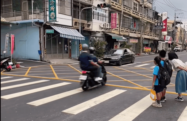 屏東國小生只想過馬路!10車「0減速狂飆」沒人停讓…無助罰站28秒畫面曝
