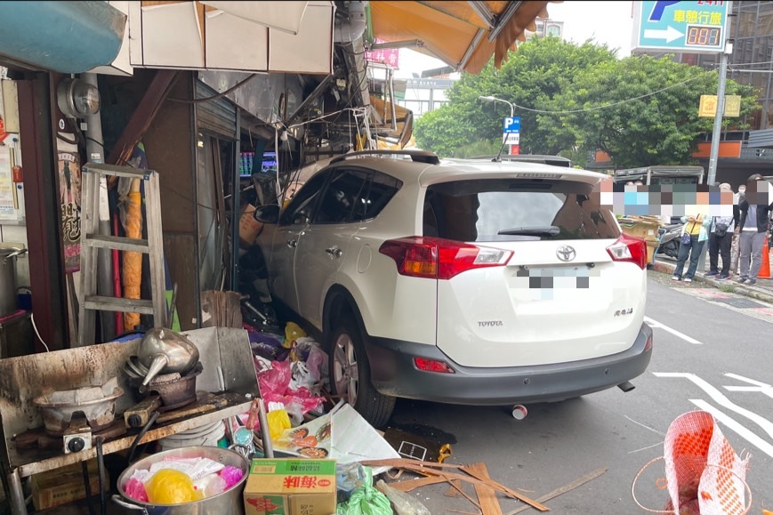 快新聞／又一樁！北市迪化街「休旅車撞2攤販」　杏仁茶攤老闆娘受傷