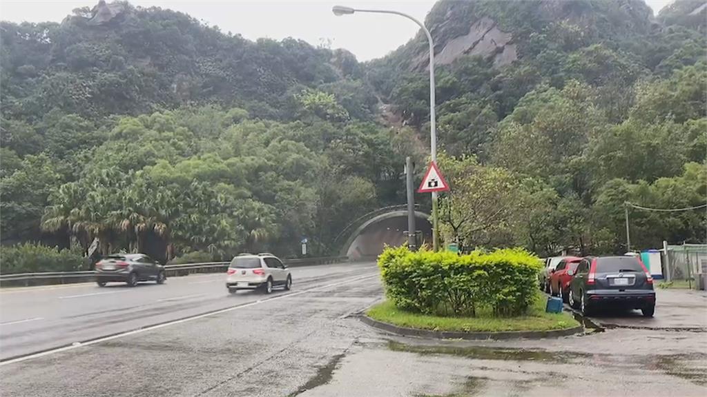 崩塌?大石頭卡邊坡好嚇人 包商:是巨石防護工程