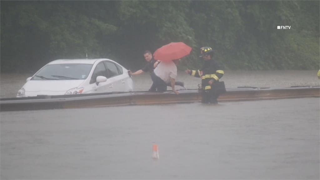 暴雨襲美東　紐約市慘淹　地鐵一開門變湧泉