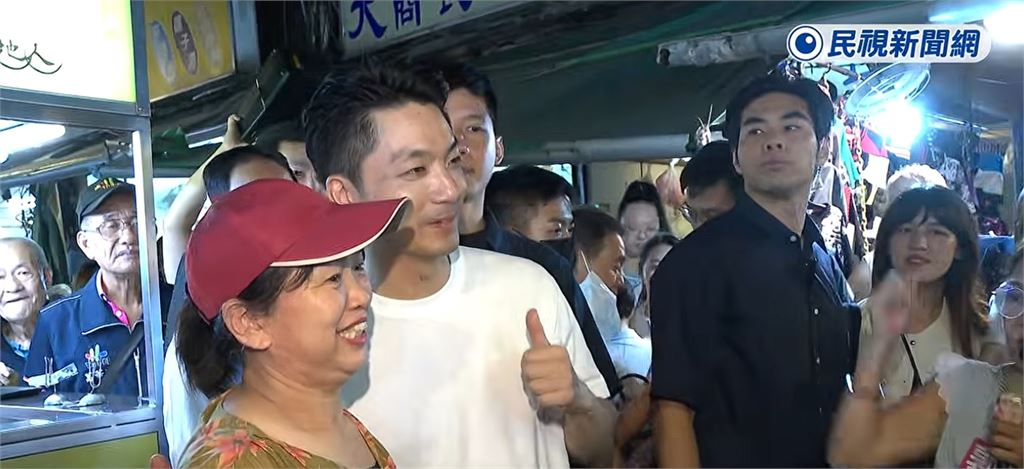 蔣萬安夜市視察「爆尷尬場面」畫面曝光！黑衣男狂吼破嗓「爆出5字」真實身分疑遭起