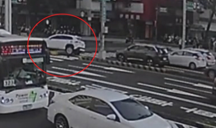 3天被撞2次!休旅車轉彎衝庇護島 警示桿慘被波及
