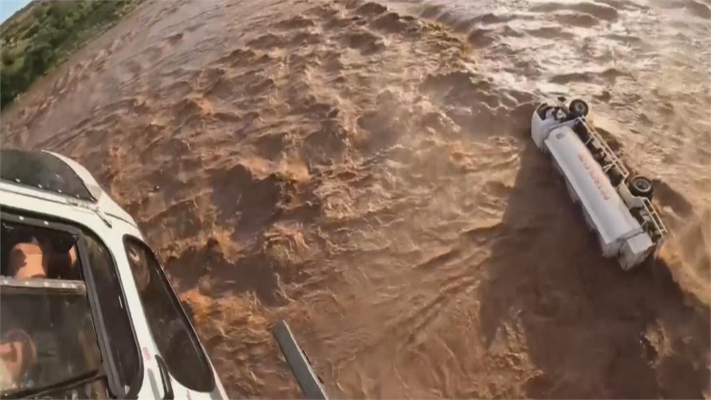 千鈞一髮！肯亞油罐車遭洪水吞噬　駕駛卡車窗驚險獲救