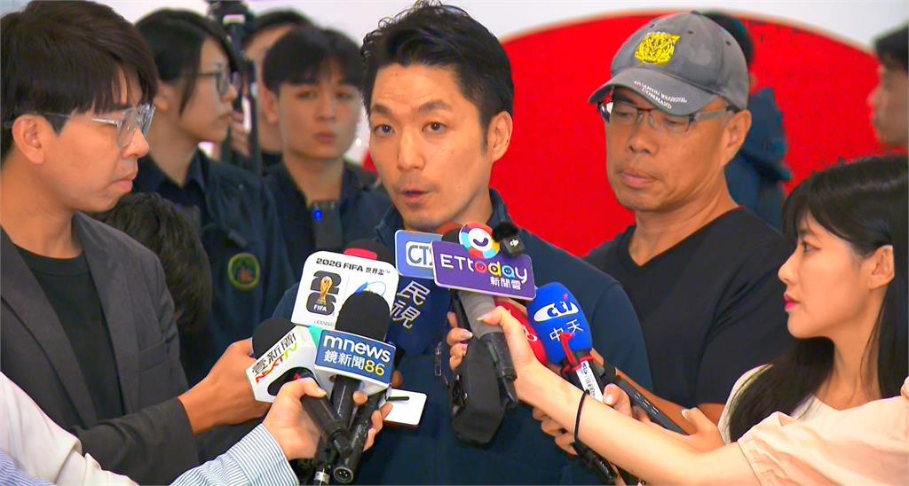 蔣萬安沒穿雨衣內湖勘災「挨轟作秀」　災民批：昨天人在哪？