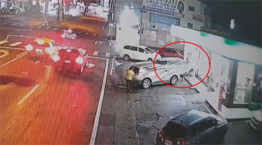 彰化酒駕男自撞分隔島翻車 南投超商2度遭車衝撞