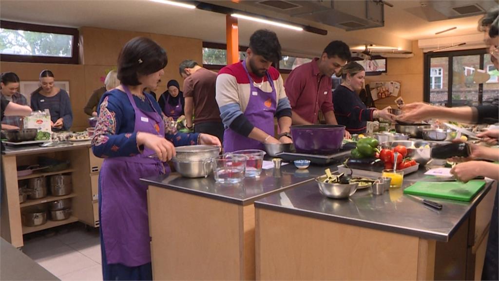 幫助海外難民融入新社會　英國慈善團體開設「烹飪課」