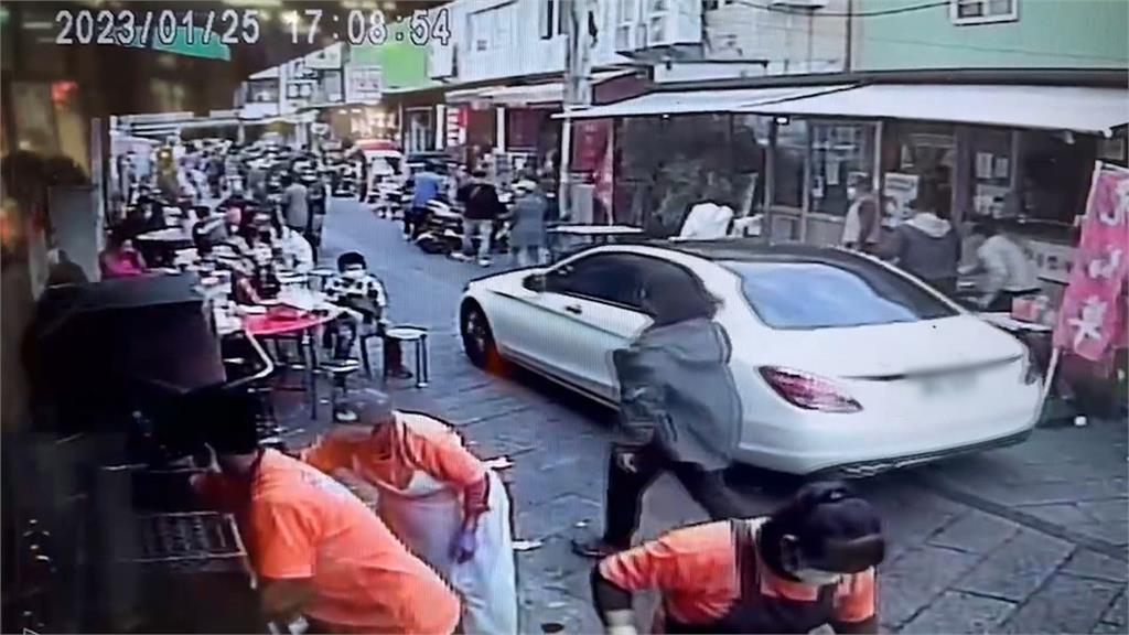 導航又「衝康」? 轎車誤入鹿港老街 遊客全罵翻