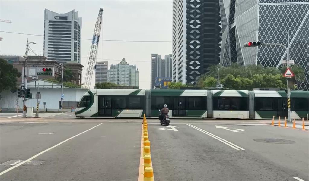 女騎士闖燈急停軌道區　遭輕軌擦撞倒地竟肇逃