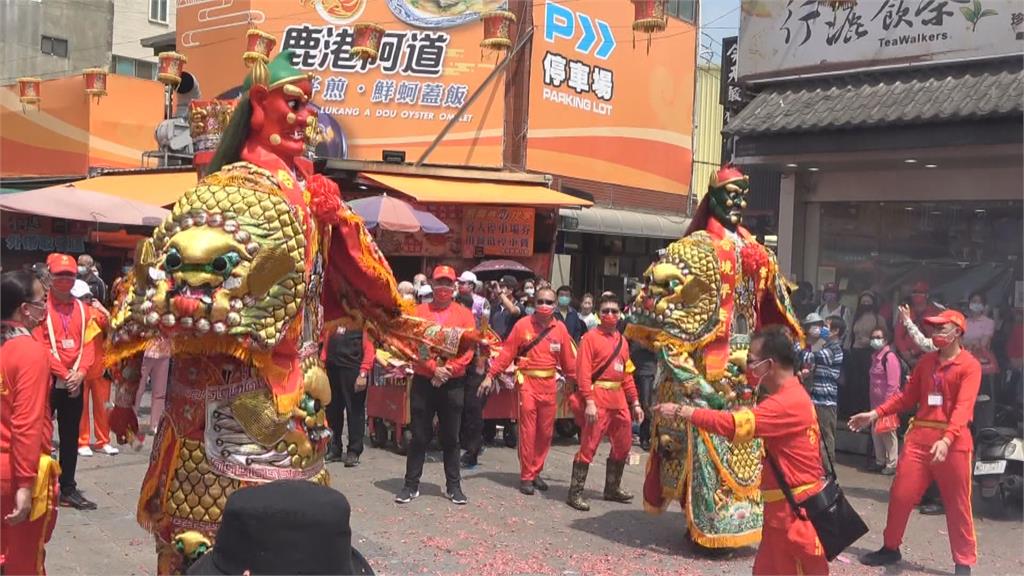 空拍看鹿港街道 「粉紅娘子軍」井然有序護神駕