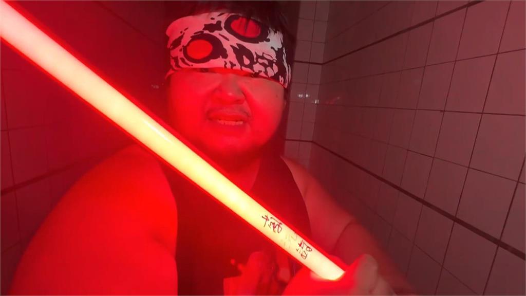 「星戰光劍」遭外國男拿走不還　囂張傳不雅照還封鎖鑄劍師