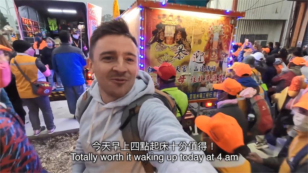 老外瘋媽祖朝聖「粉紅超跑」 見場面盛大嗨喊:美國完全沒有