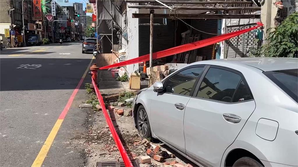 果然是風城！新竹強陣風吹倒圍牆壓毀轎車