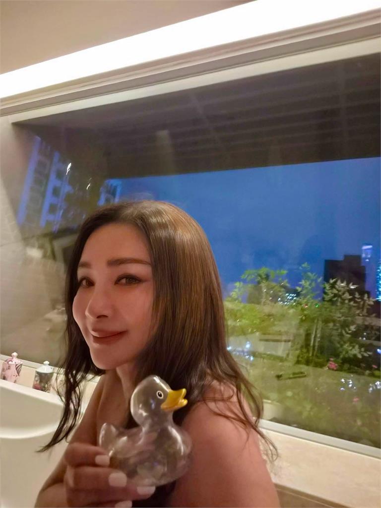 陳美鳳深夜上傳「泡湯上空照」畫面超震撼！嬌問「這1句」粉絲猛告白：可以追你嗎