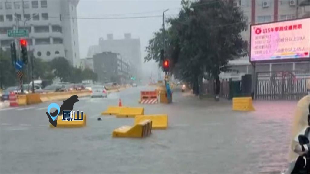清晨豪雨狂炸！高雄市區慘淹　台88積水「水深直逼車門」