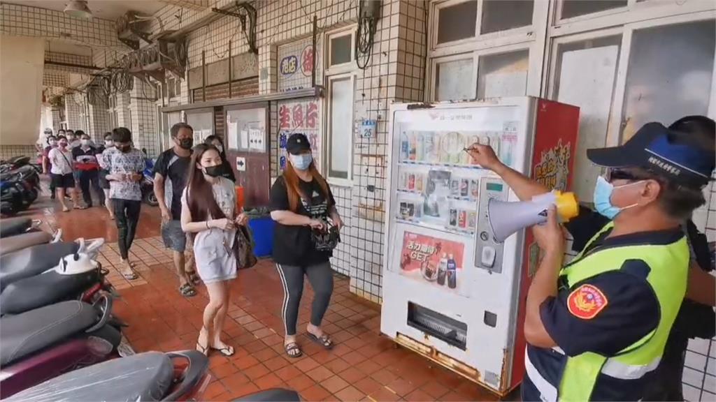 民眾自行解封? 竹圍漁港、南寮漁港人潮再現
