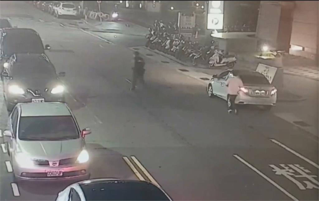 漢堡店驚魂！４７歲女嫌犯持刀闖入搶５千　警圍捕逮人