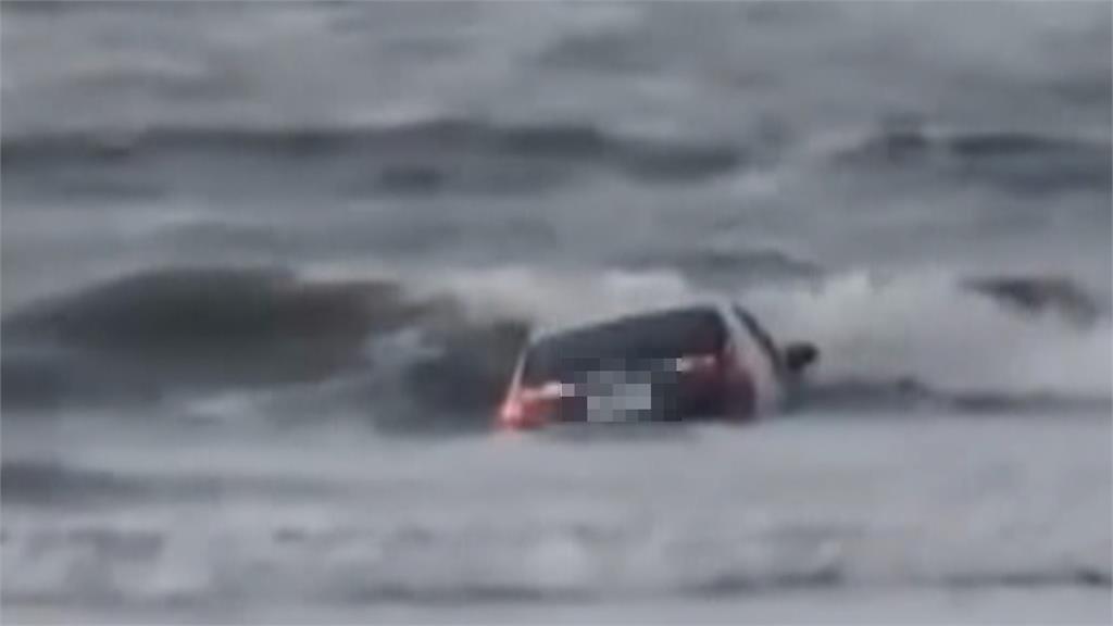 被導航誤導?2車受困外埔沙灘 其中1車慘遭浪吞