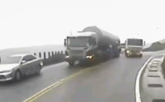 轎車疑找車位塞車道 後方砂石車跨雙黃線險釀事故