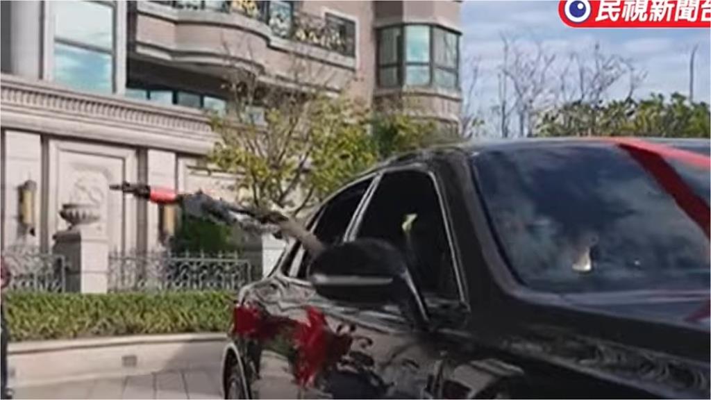 天道盟大哥嫁女兒「政商黑白同賀」！新娘不丟扇子「竟隨手丟巨槍」震撼畫面曝光