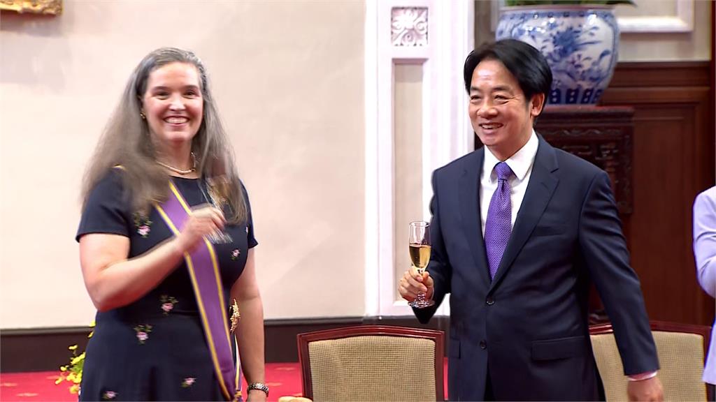 感謝對台美關係貢獻 賴清德頒授孫曉雅「大綬景星勳章」