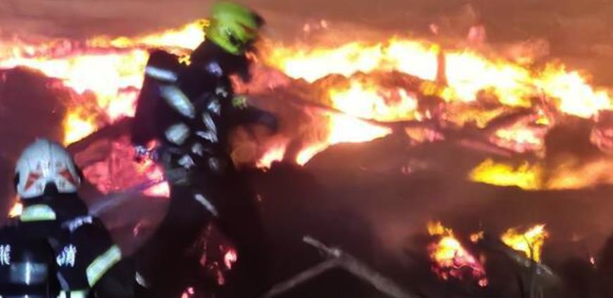 快新聞/花蓮溪出海口漂流木火警 強風助火勢「火海畫面曝」