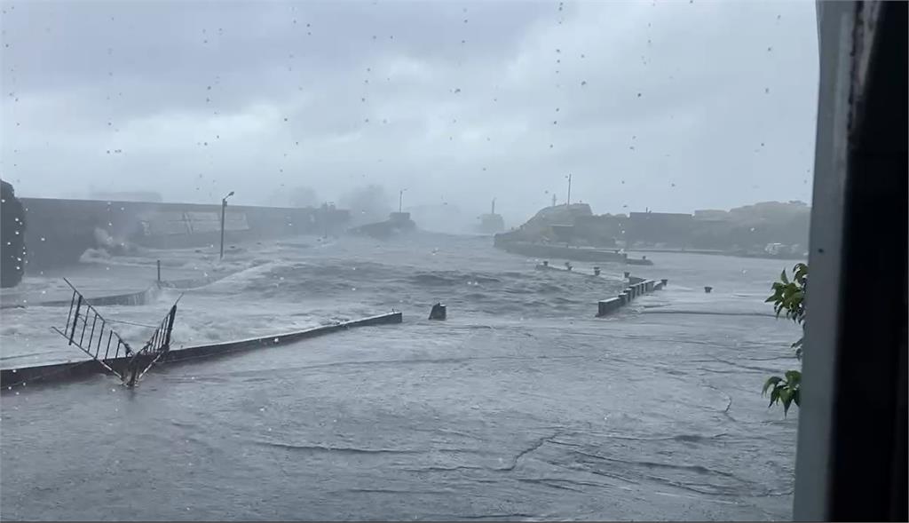 快新聞/凱米太兇猛! 嘉義、宜蘭「海水淹上陸地」畫面曝光