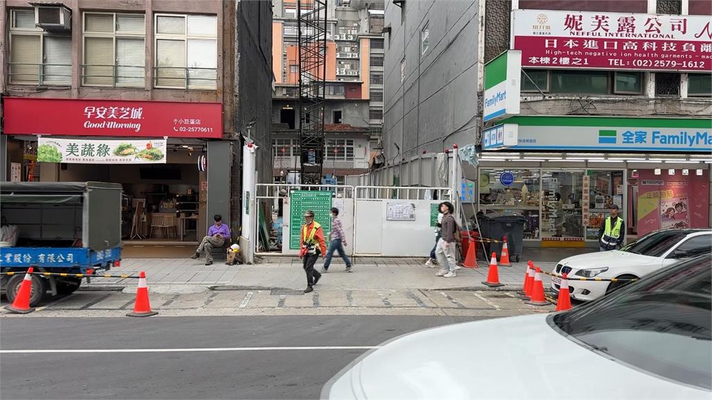 台北小巨蛋附近新建工程 吊掛巨大鋼筋貼近人車