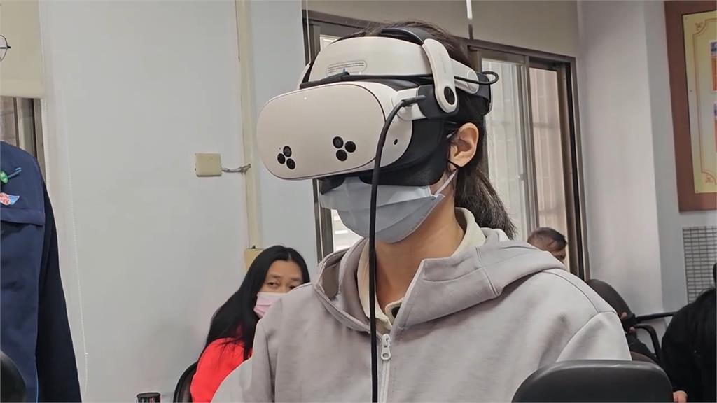 考照有新意！基隆監理站加入VR　沉浸體驗騎車上路