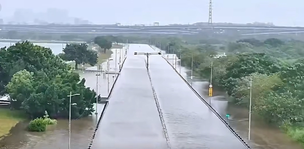 雨彈強灌北台灣!新北二重疏洪道「水淹半個輪胎深」空拍畫面曝光