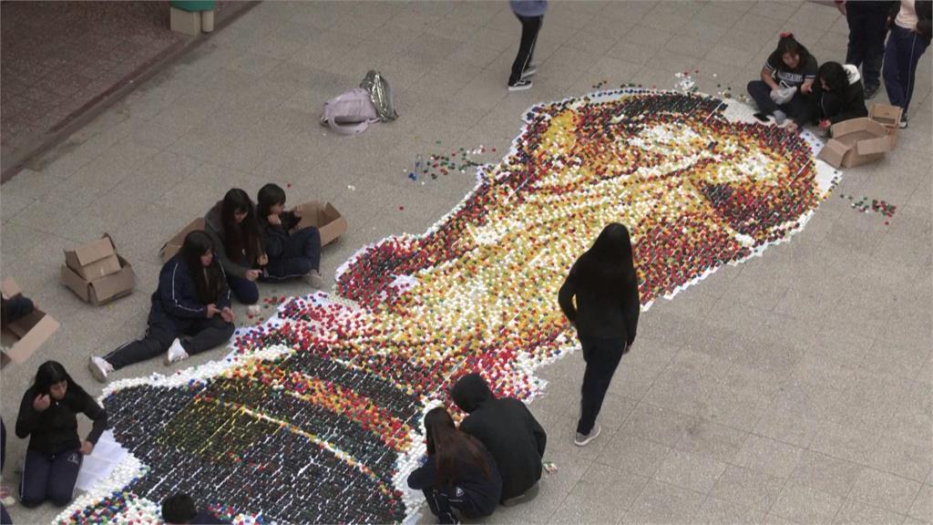 阿根廷學生向梅西致意　9萬瓶蓋拼成巨型壁畫