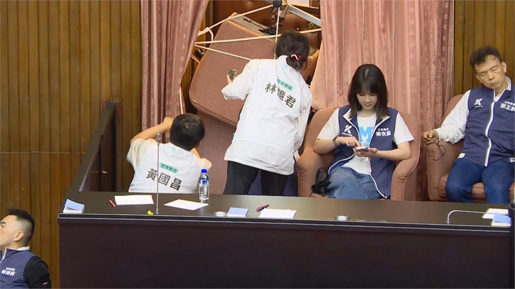 快新聞/藍委佔議場主席台大啖早餐 黃國昌「拉繩綁椅」堵門畫面曝