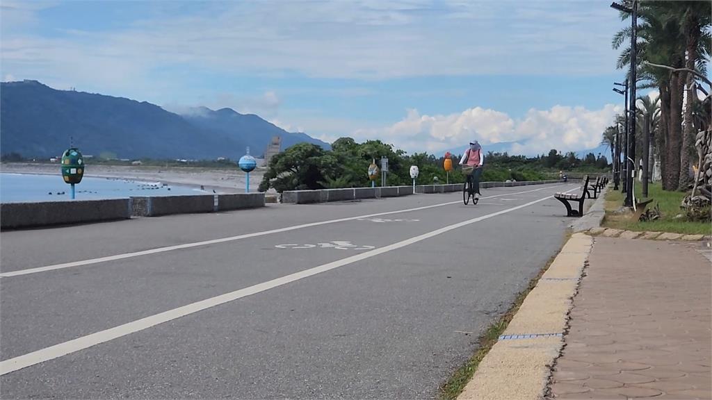 把公園當競技場？年輕男子闖步道「放雙手騎車」遭送辦