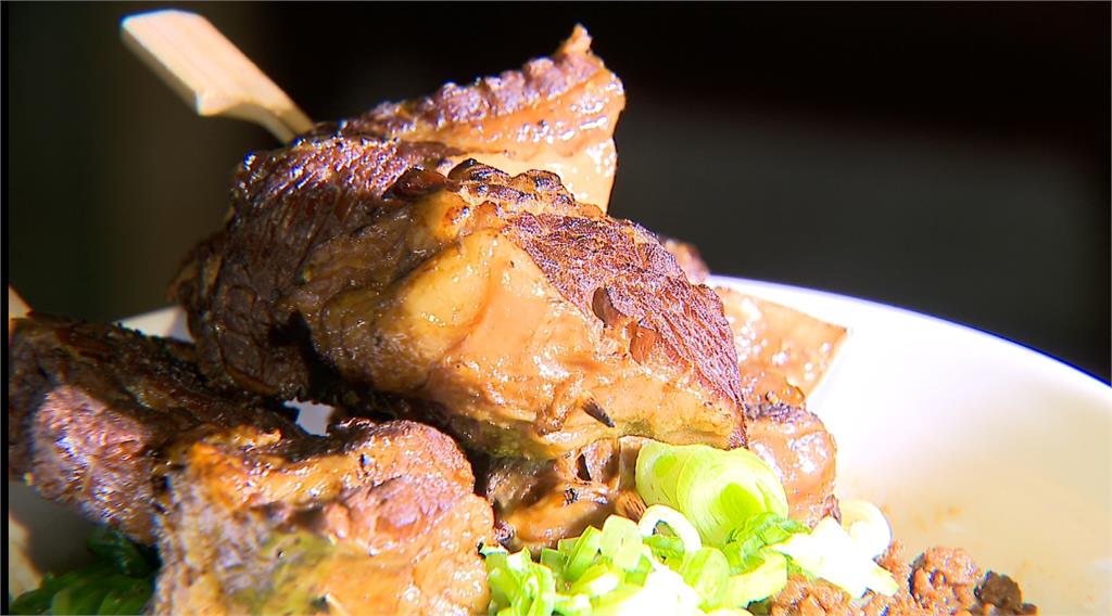 牛腩變串燒!椒香牛拌麵玩創意 國民美食風味顛覆大眾想像