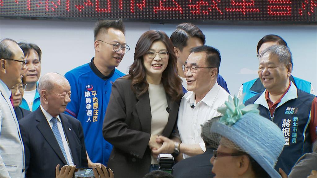 首度合體小雞拜票　鄭麗文被民眾狠酸「共產黨加油」