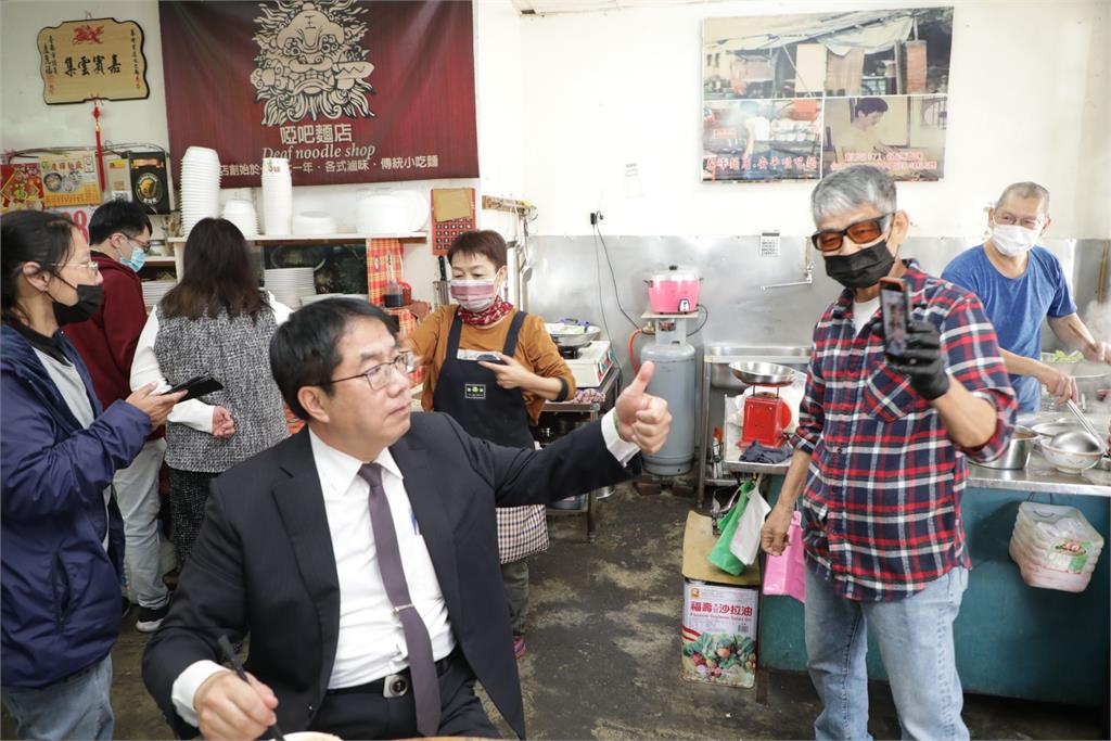 台南40年瘖啞麵店老闆退休換女兒接棒 黃偉哲親造訪獻祝福