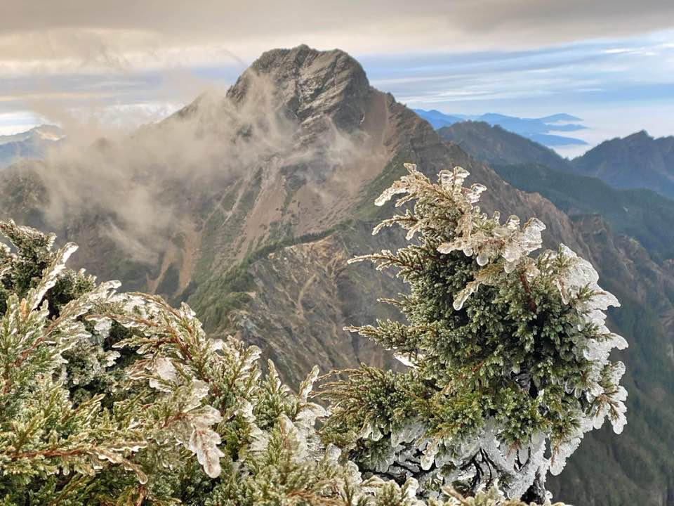 快新聞／寒流罩全台玉山「凍」了！ 鄭明典貼「凍雨」照喊：太美了