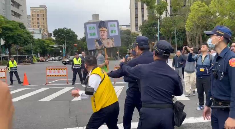 柯文哲宣判/又來了!游智彬法院外狂砸水球、譙員警三字經 火爆場面曝光