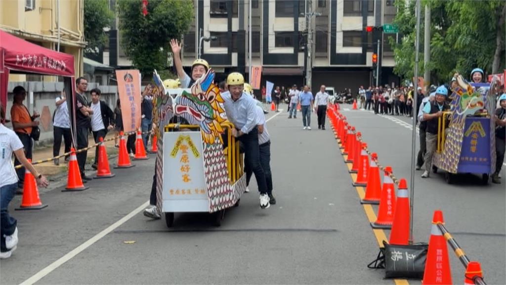 藍綠各自拚戰！何欣純端午搶親子票!　江啟臣玩陸上龍舟賽