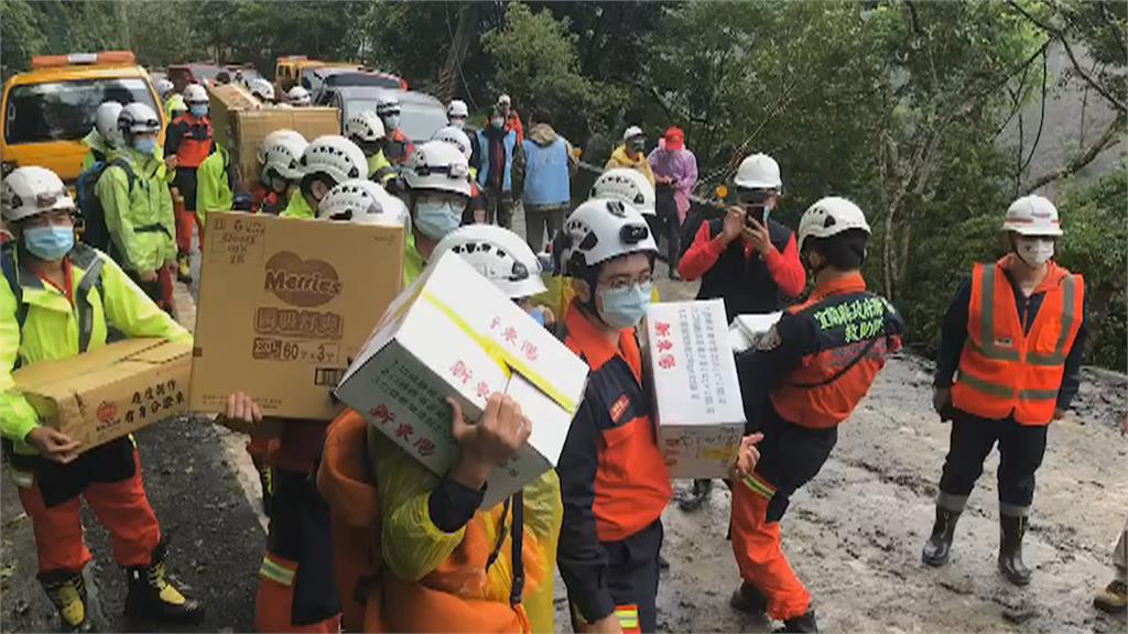 如同孤島! 救援明池302人 5警消「這方法」攜藥上山